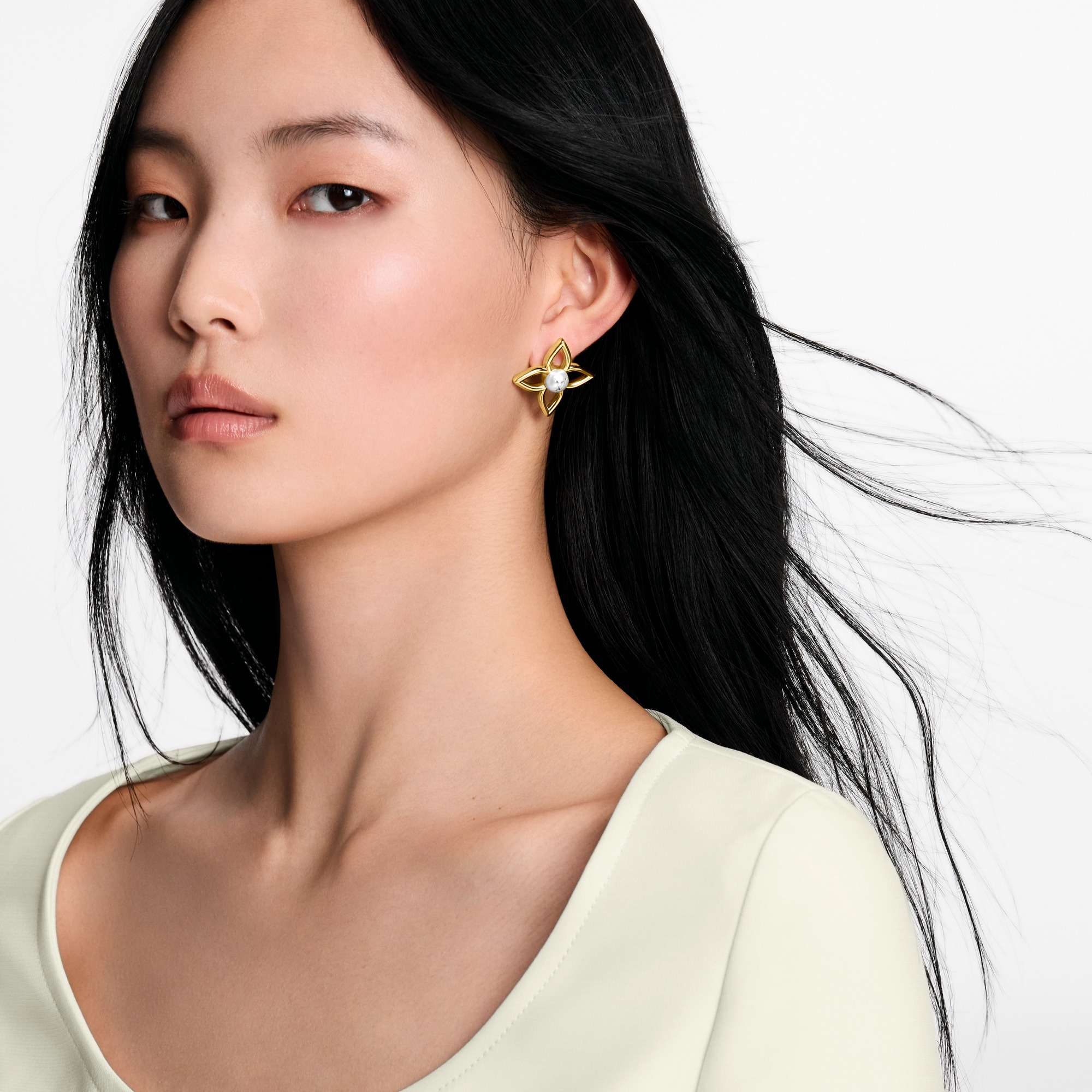 Pearly Flower Brooch . - Luxury Fashion Jewellery - M03533 Gold